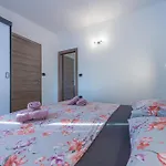 Georgine Mit Pool Casa vacanze *