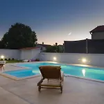 Georgine Mit Pool بولا