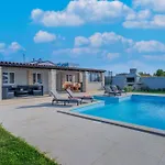 Georgine Mit Pool بولا
