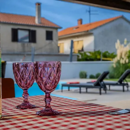 Georgine Mit Pool Holiday home