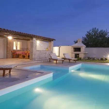 Georgine Mit Pool Pula