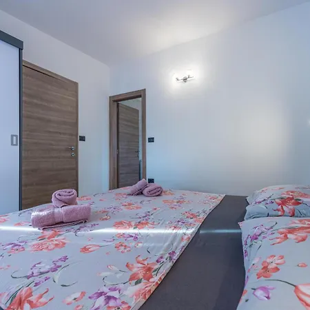 Georgine Mit Pool Holiday home *