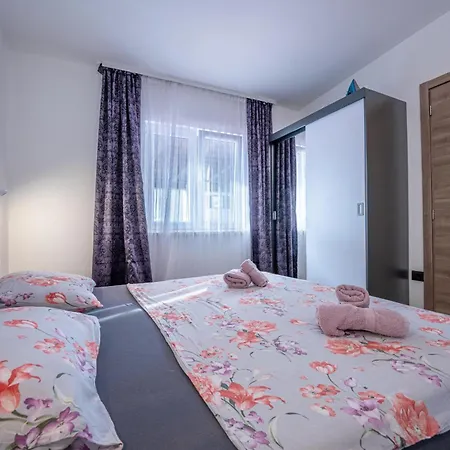 Georgine Mit Pool Holiday home Pula