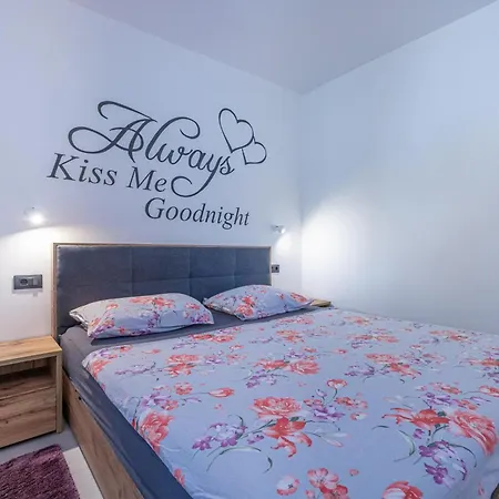 Georgine Mit Pool Holiday home