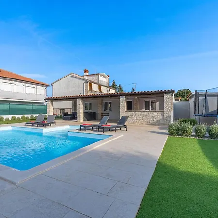 Georgine Mit Pool Holiday home
