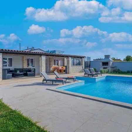 Georgine Mit Pool Pula
