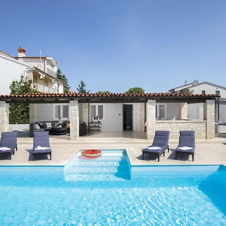 Georgine Mit Pool Casa de Férias Pula