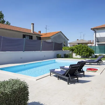 Georgine Mit Pool Casa de Férias *