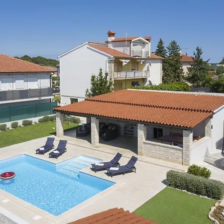 Casa de Férias Georgine Mit Pool Pula