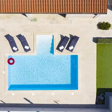 Georgine Mit Pool Casa de Férias Pula