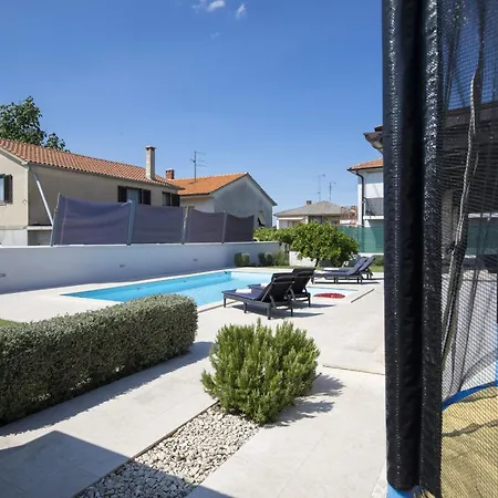 Georgine Mit Pool Casa de Férias