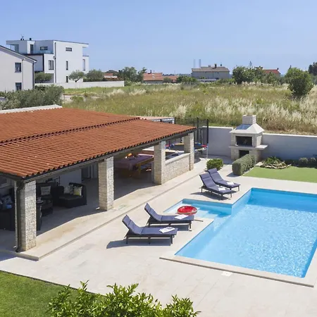 Georgine Mit Pool