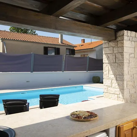 Georgine Mit Pool Casa de Férias Pula