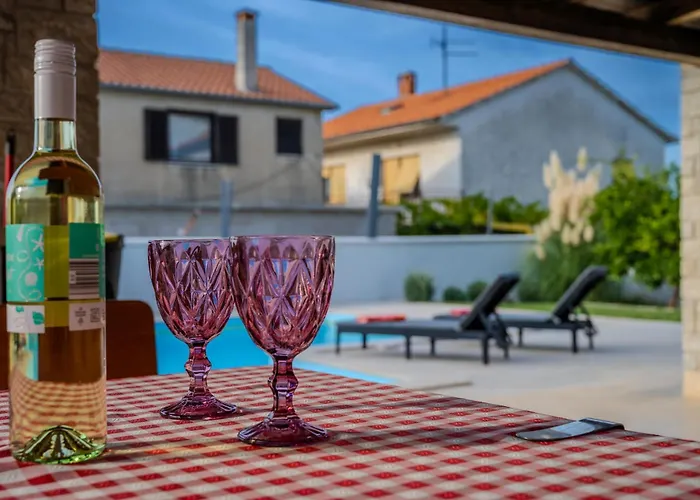 Georgine Mit Pool Feriehus